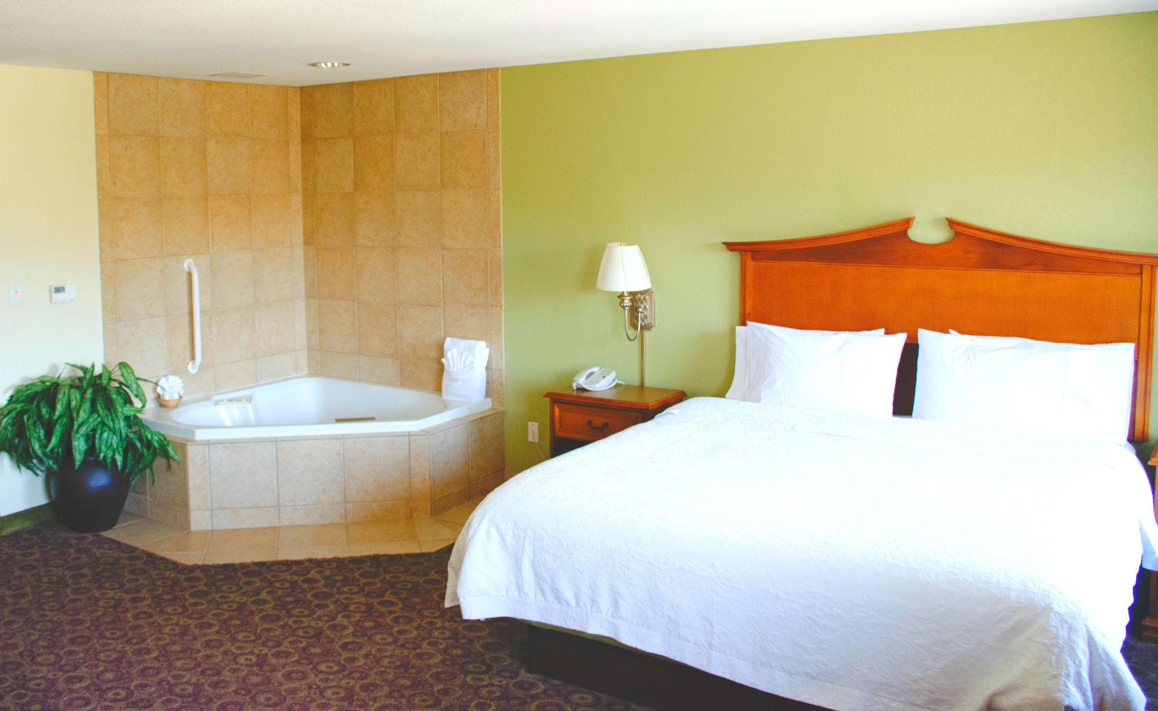 Hampton Inn & Suites Колидж Стейшън Екстериор снимка