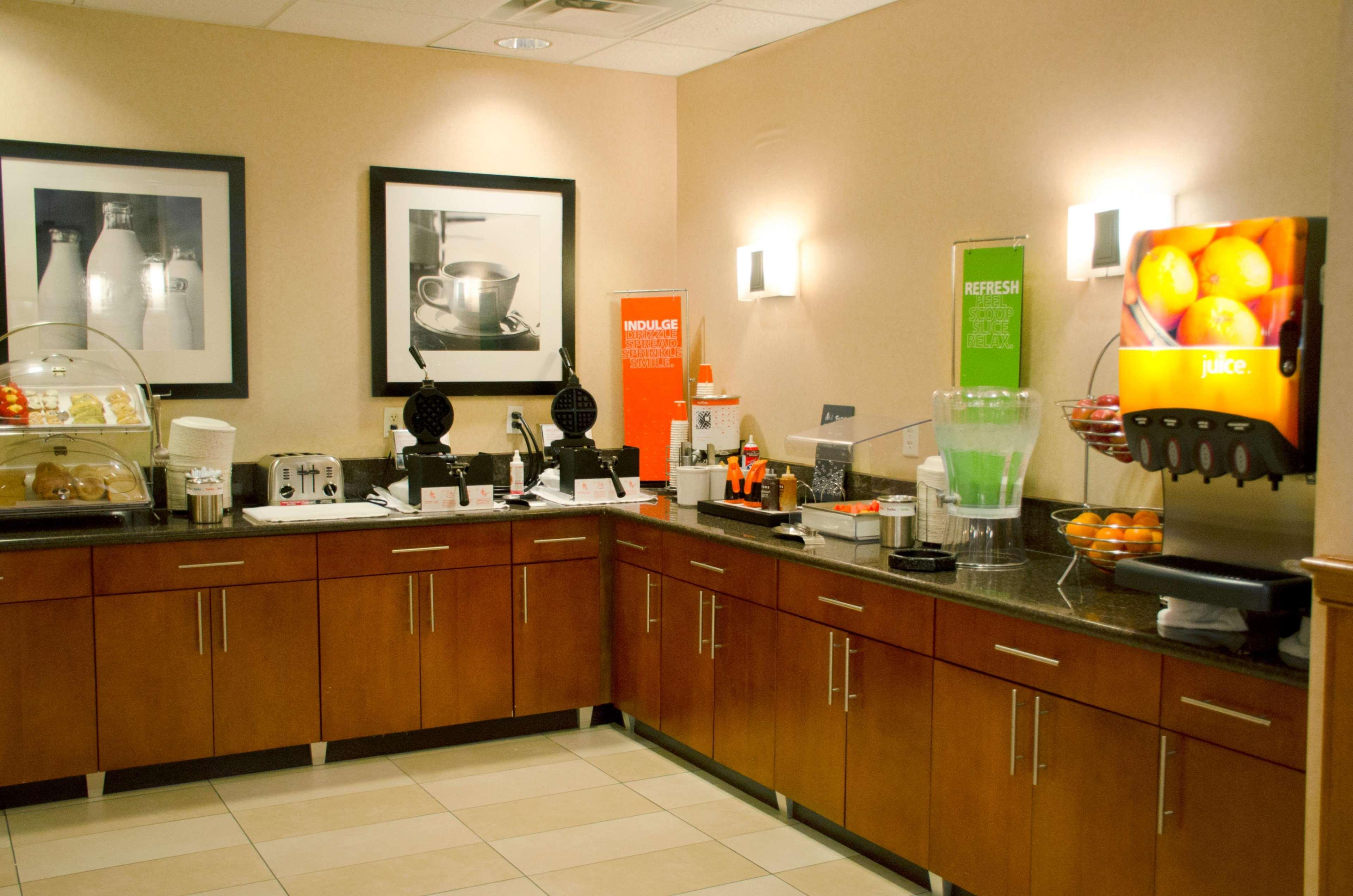 Hampton Inn & Suites Колидж Стейшън Екстериор снимка