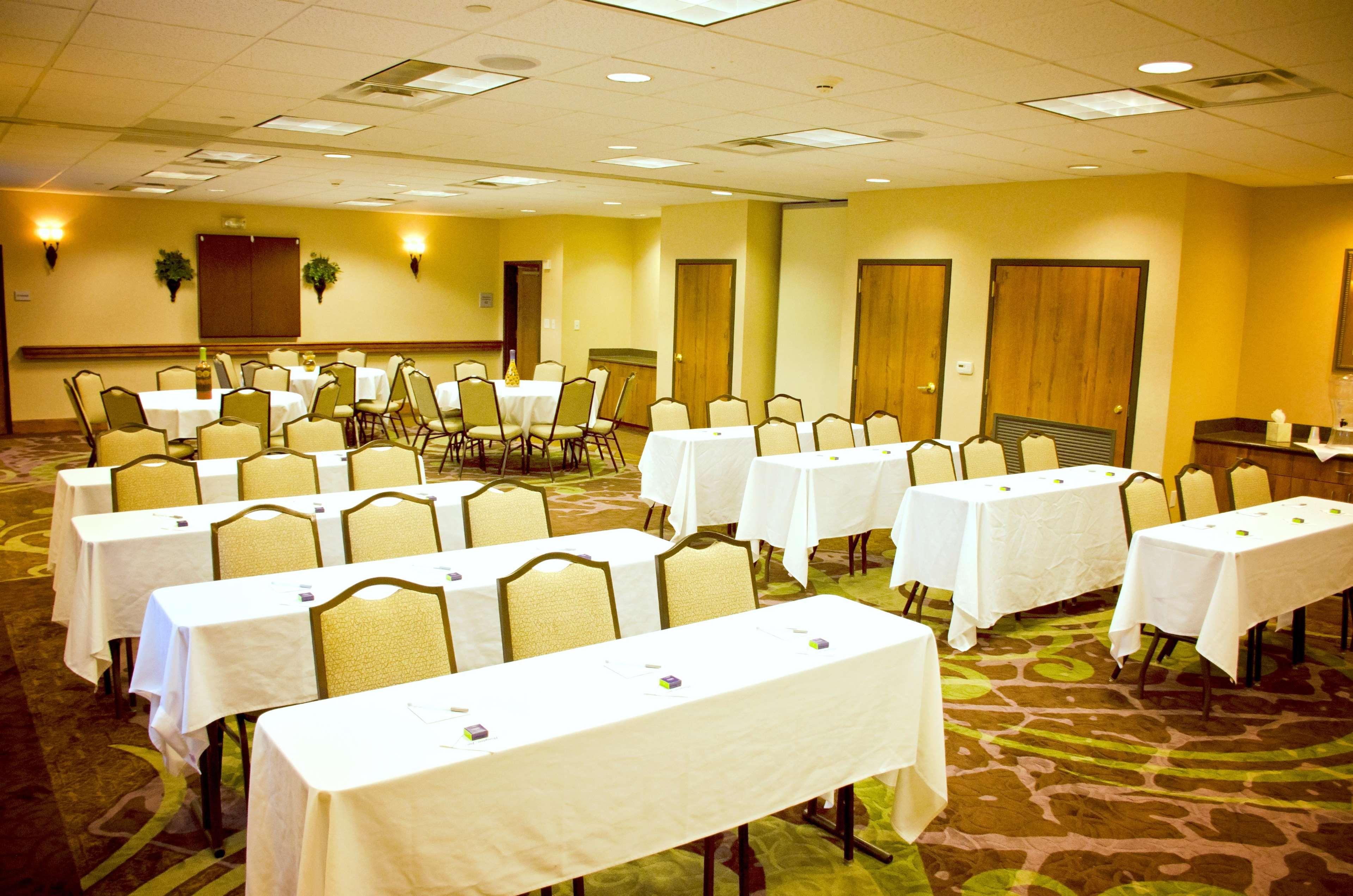 Hampton Inn & Suites Колидж Стейшън Екстериор снимка