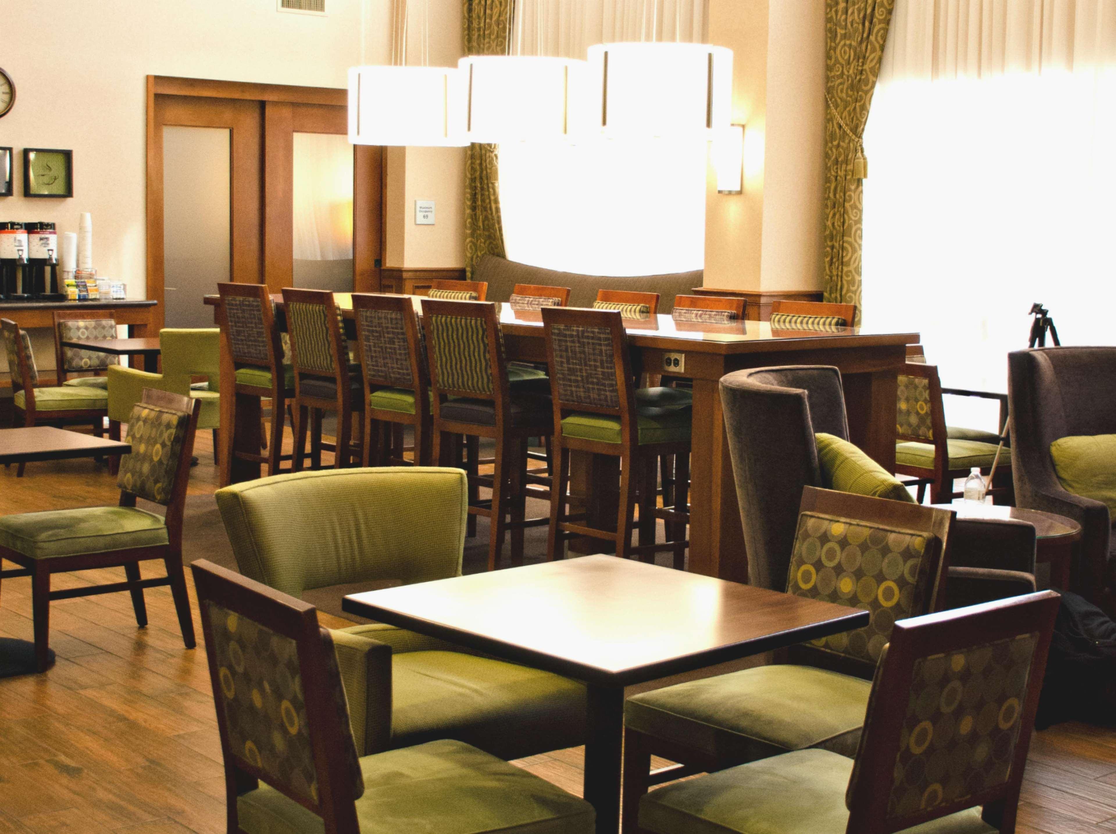 Hampton Inn & Suites Колидж Стейшън Екстериор снимка