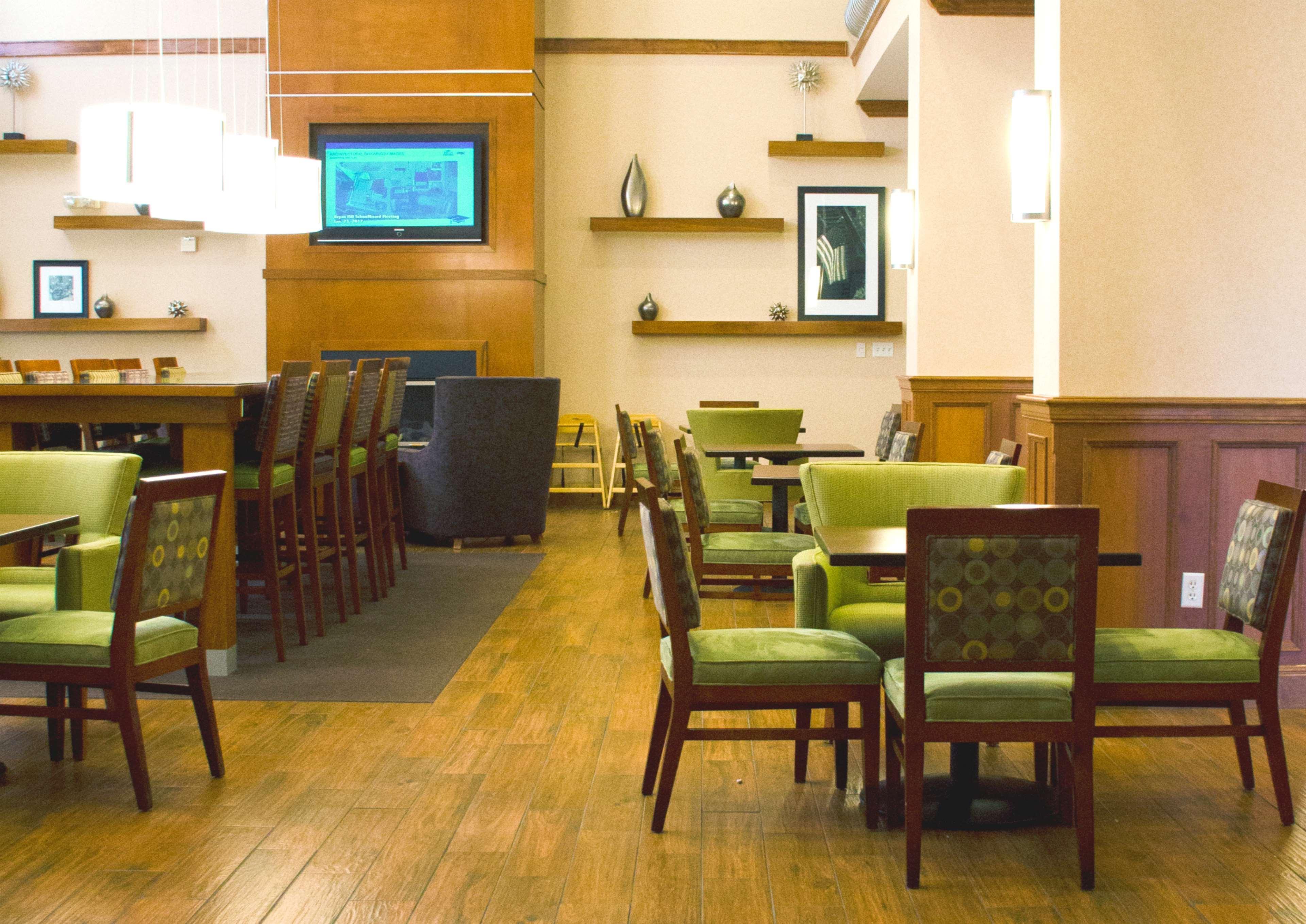 Hampton Inn & Suites Колидж Стейшън Екстериор снимка