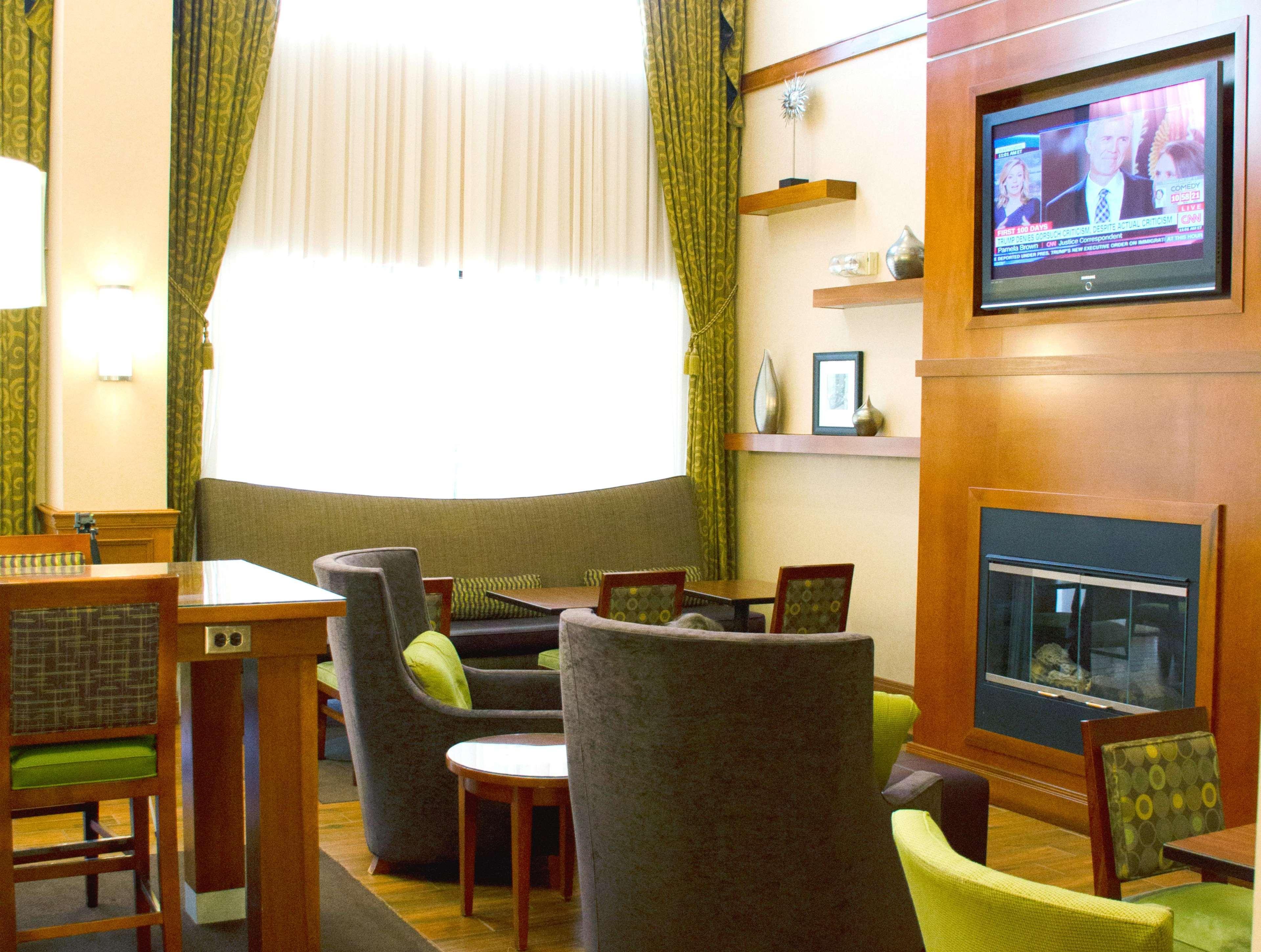 Hampton Inn & Suites Колидж Стейшън Екстериор снимка