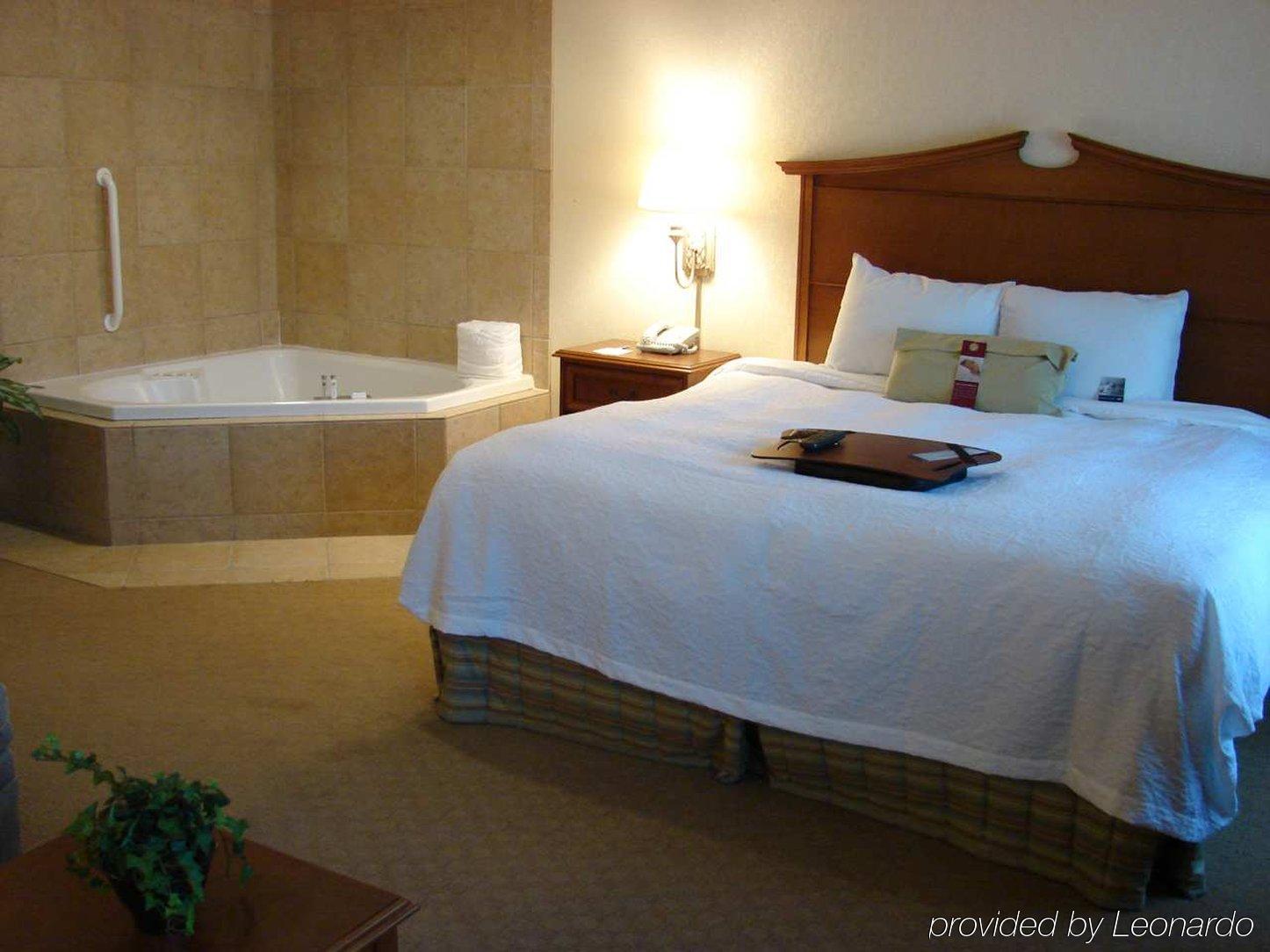 Hampton Inn & Suites Колидж Стейшън Стая снимка